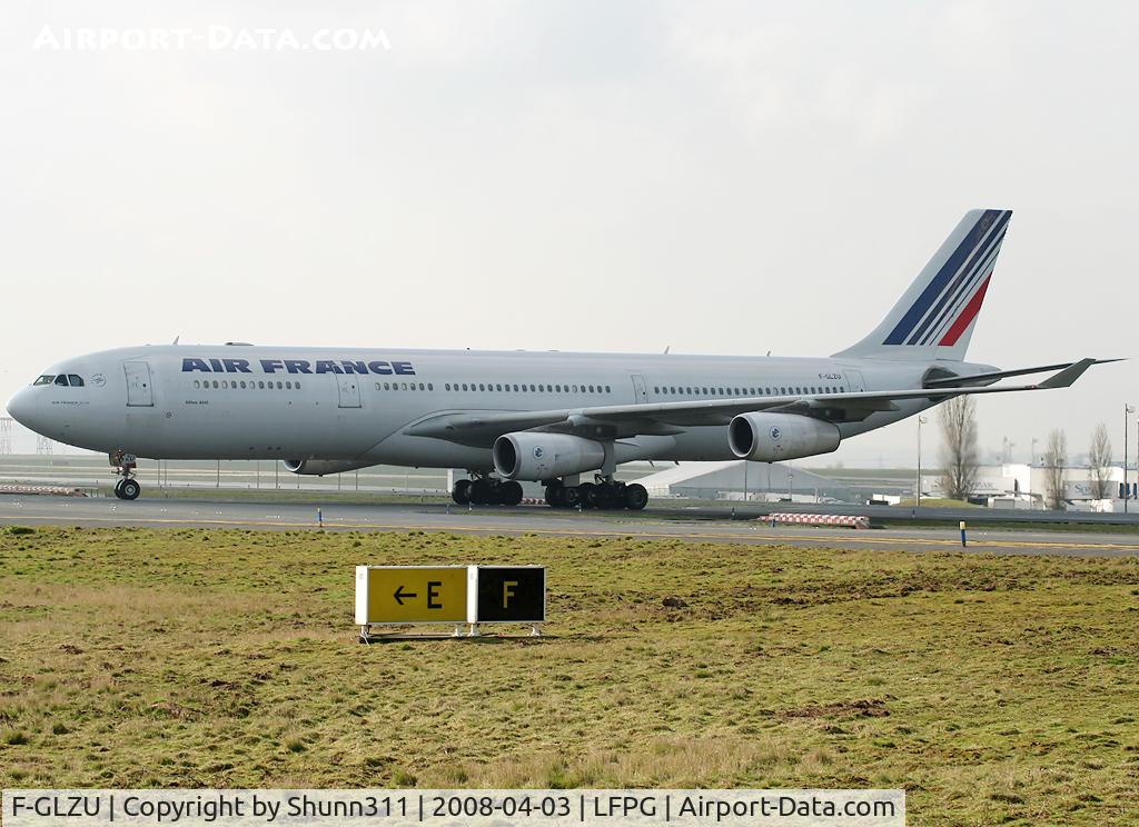 F-GLZU, 2000 Airbus A340-313X C/N 377, Rolling to the south...