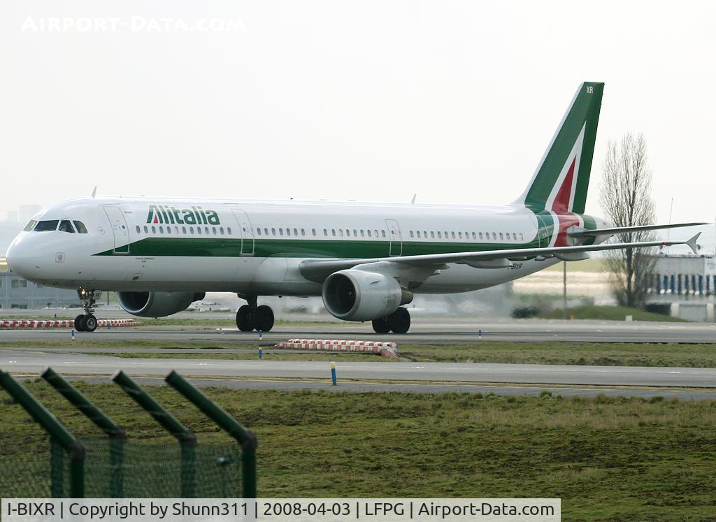 I-BIXR, 1997 Airbus A321-112 C/N 593, Rolling to the south in new c/s...