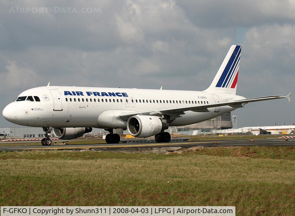 F-GFKO, 1990 Airbus A320-211 C/N 0129, Passing on the parallels runways...