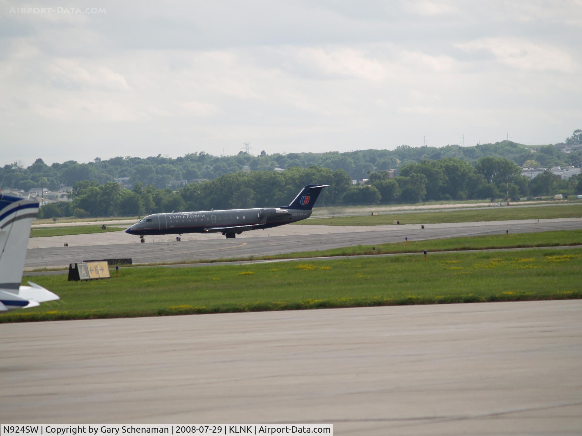 N924SW, 2002 Bombardier CRJ-200LR (CL-600-2B19) C/N 7681, JUST LANDED