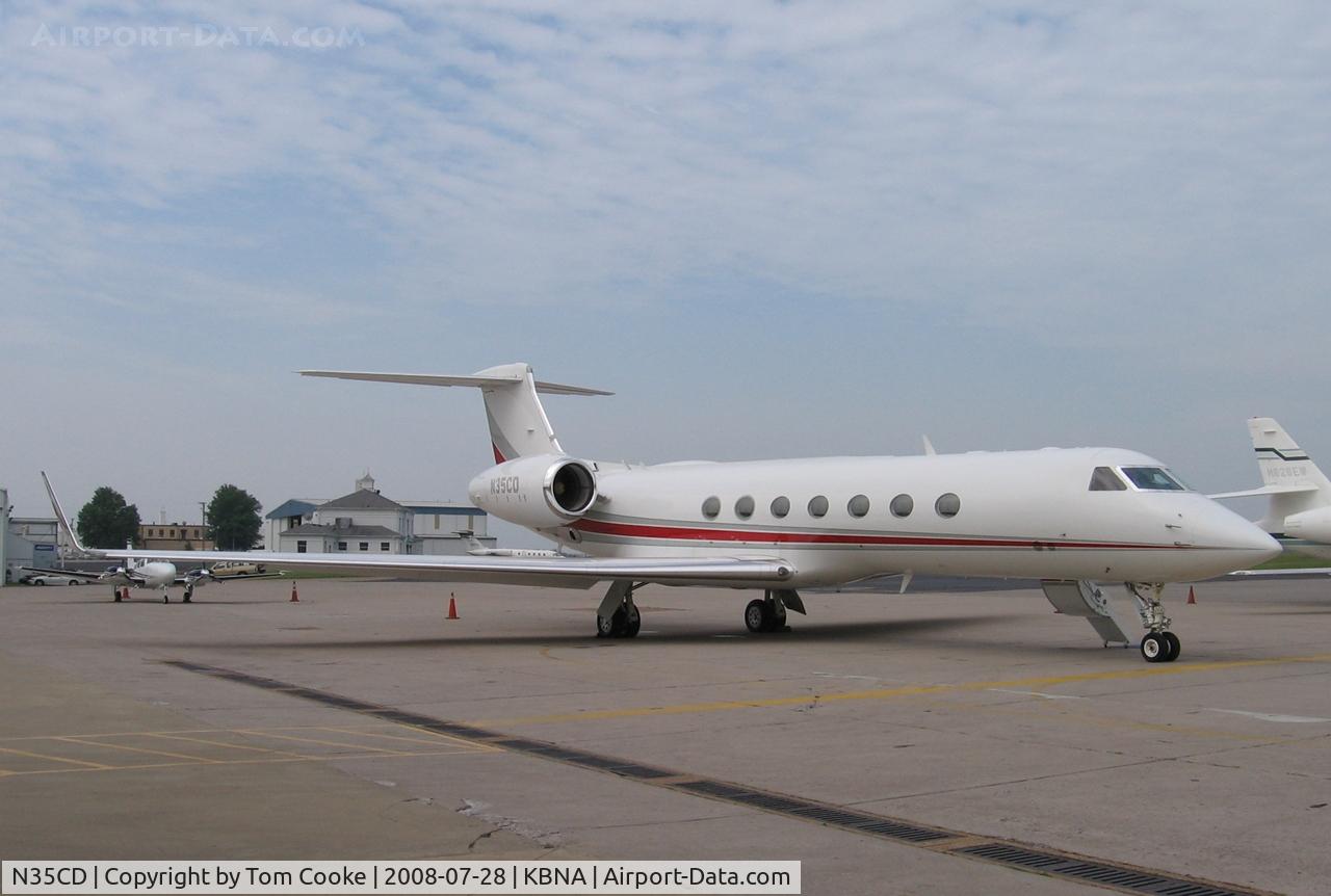N35CD, 2000 Gulfstream Aerospace G-V C/N 603, G-V on the ramp