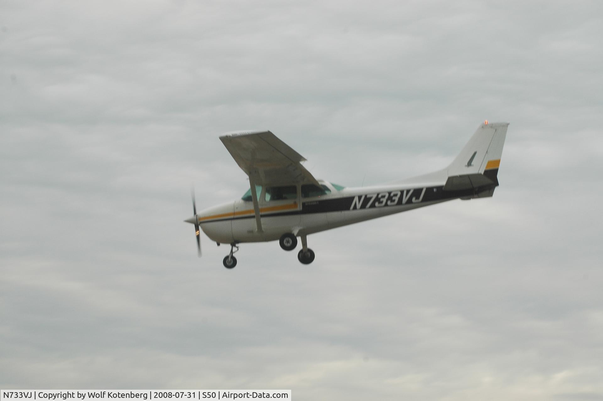 N733VJ, 1977 Cessna 172N C/N 17268580, landing on a rainy day