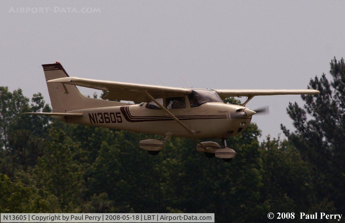 N13605, 1974 Cessna 172M C/N 17262877, Very short final