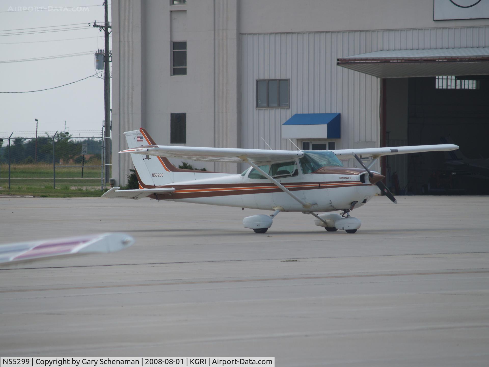 N55299, 1981 Cessna 172P C/N 17275154, ON TARMAC IN GRAND ISLAND