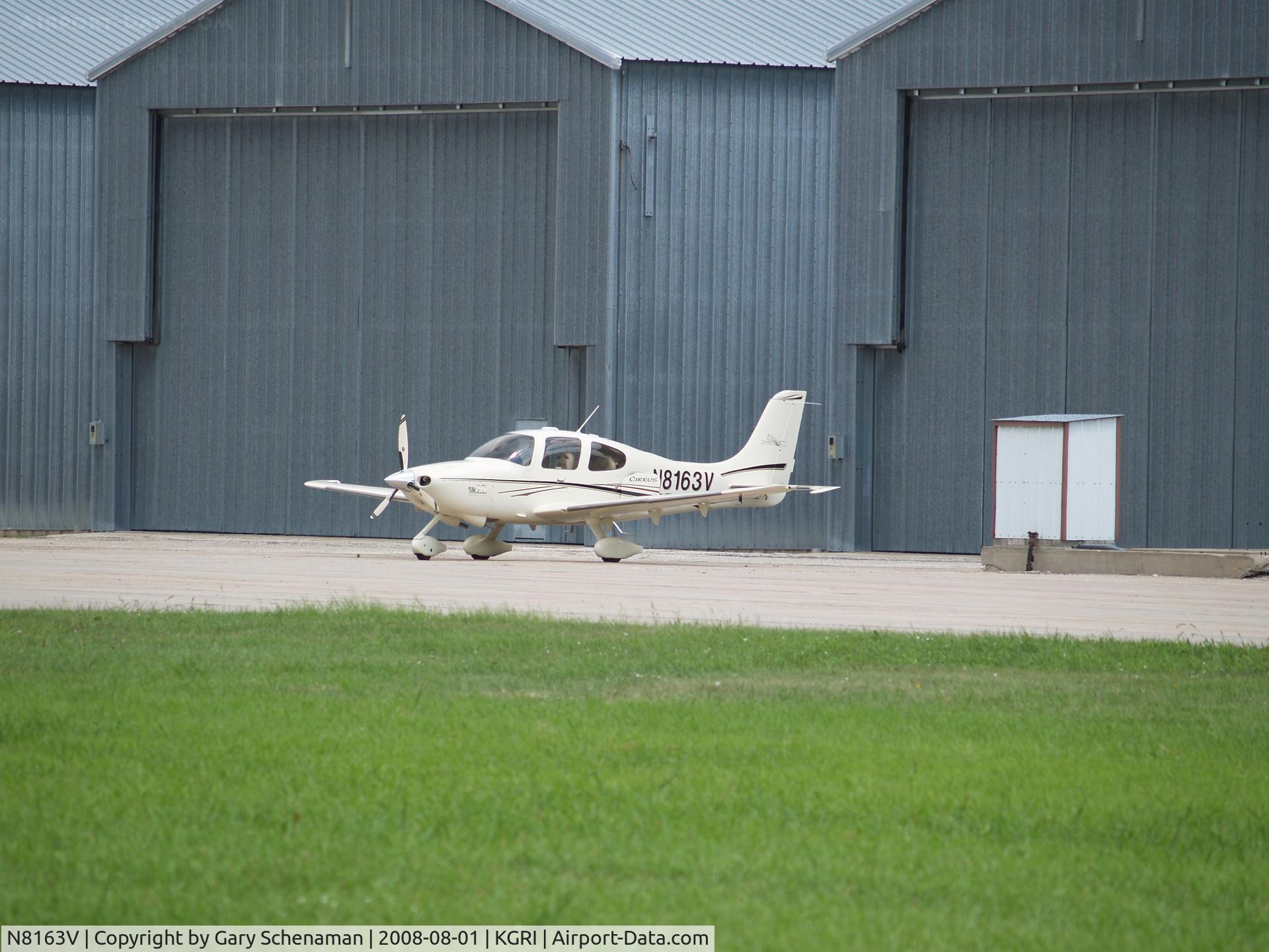 N8163V, 2003 Cirrus SR22 C/N 0748, PREFLIGHT IN GRAND ISLAND