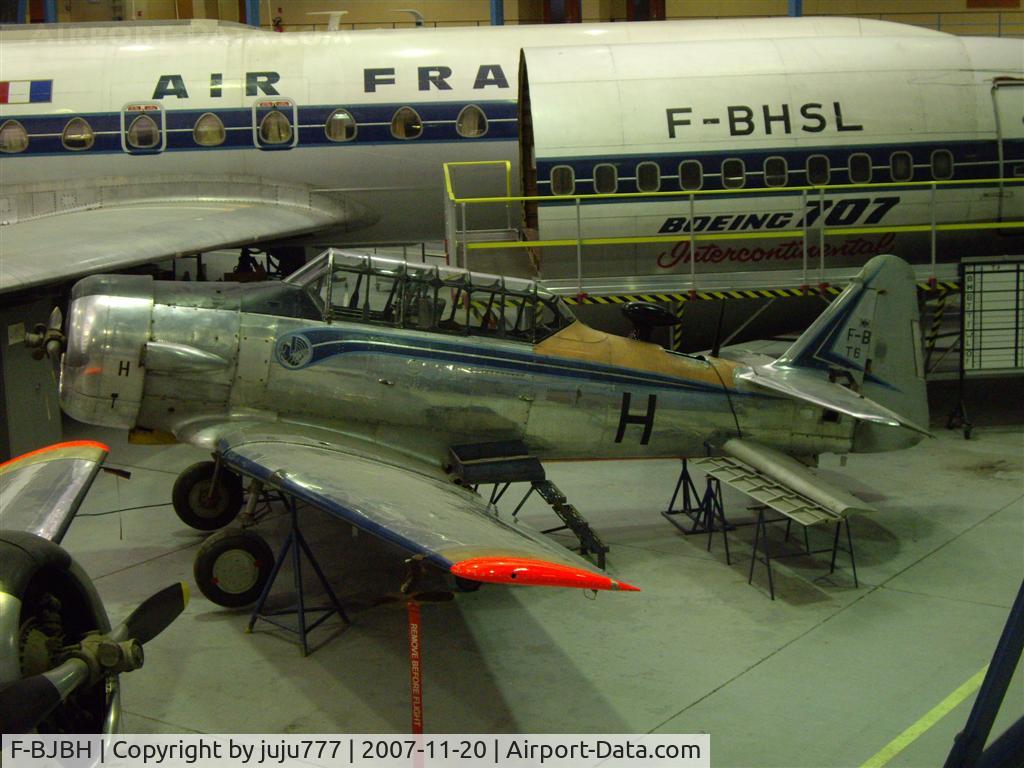 F-BJBH, 1941 North American AT-6D Harvard II C/N 88-15778 (42-85245), use for maintenance training at Villegénis