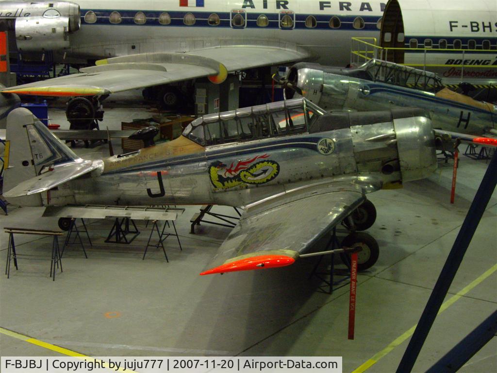 F-BJBJ, North American AT-6C Harvard IIA C/N 88-12046, use for maintenance training at Villegénis