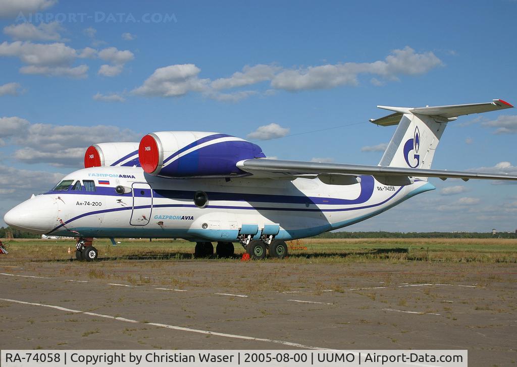 RA-74058, Antonov An-74-200 C/N 36547098956, Gazpromavia
