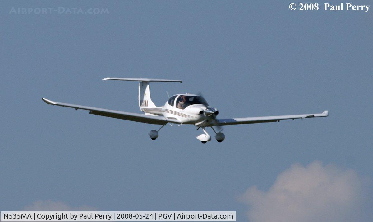 N535MA, 2004 Diamond DA-40 Diamond Star C/N 40.458, On short final at Greenville, NC