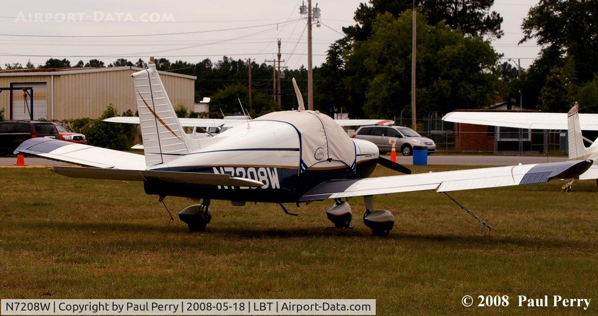 N7208W, 1963 Piper PA-28-180 C/N 28-1117, Doing the walkaround