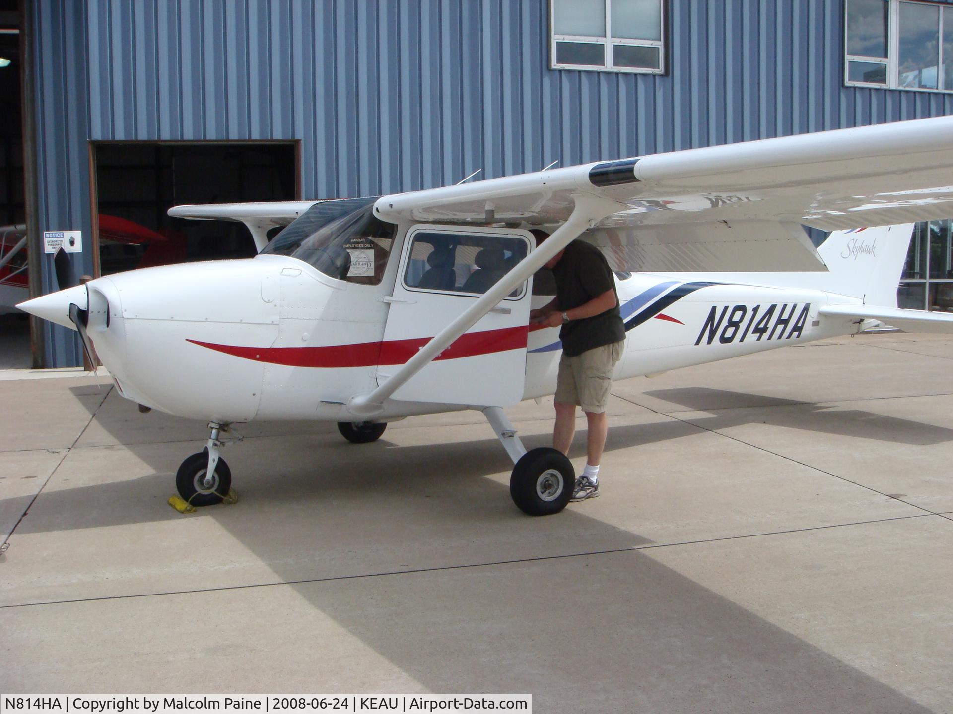N814HA, 1999 Cessna 172R C/N 17280814, Parked in front of terminal.