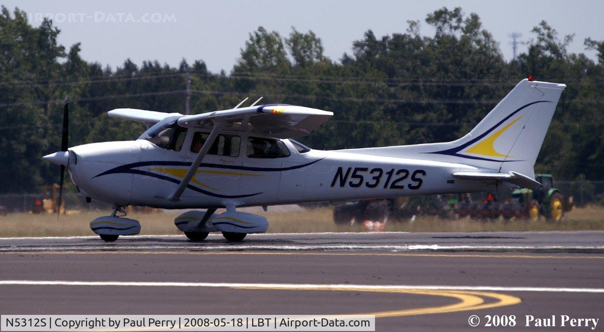N5312S, Cessna 172S C/N 172S9285, Taxiing back in to visit a while