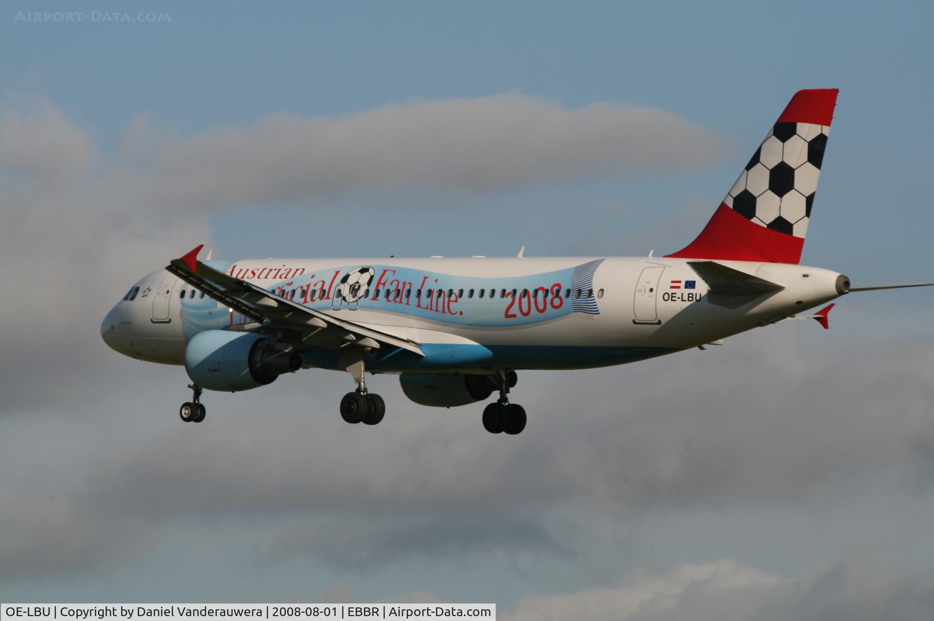 OE-LBU, 2001 Airbus A320-214 C/N 1478, descending to rwy 25L