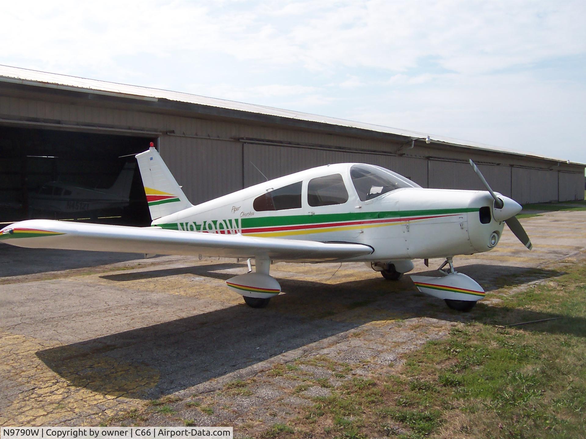 N9790W, 1967 Piper PA-28-140 C/N 28-23282, cherokee-