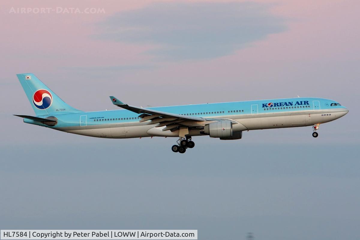 HL7584, 2000 Airbus A330-323 C/N 338, VIE @ evening