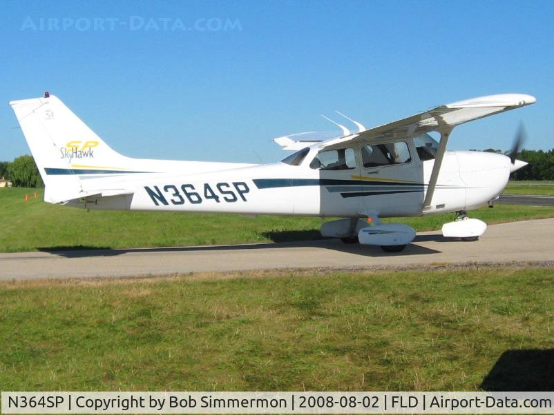 N364SP, 2001 Cessna 172S C/N 172S8782, Departing Fond du Lac, WI