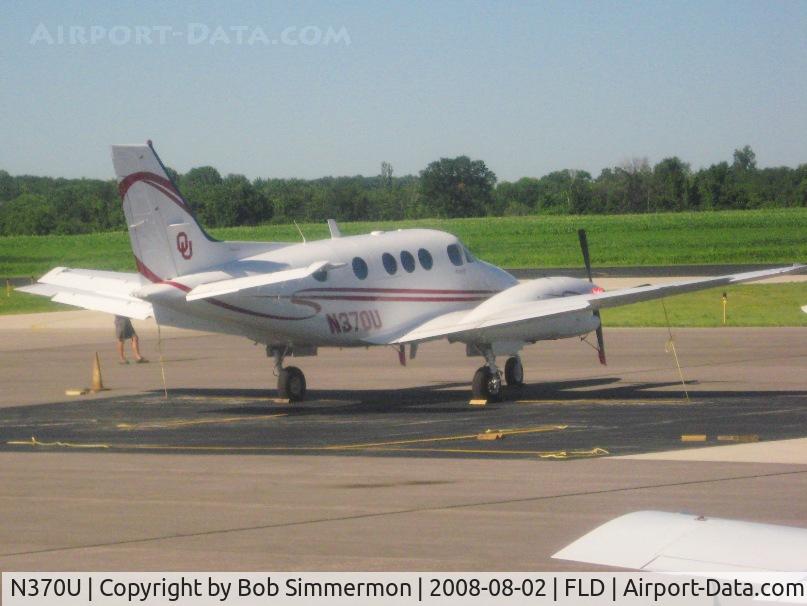 N370U, Beech C90A King Air C/N LJ-1428, Oklahoma University's King Air on the ramp at Fond du Lac, WI