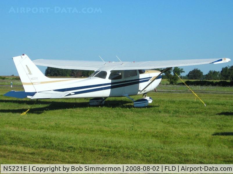 N5221E, 1978 Cessna 172N C/N 17271778, In the transient parking area at Fond du Lac, WI during Airventure 2008