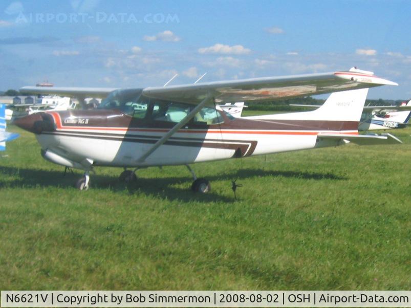 N6621V, Cessna 172RG Cutlass RG C/N 172RG0785, In the transient parking area at Fond du Lac, WI during Airventure 2008