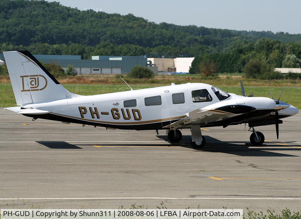 PH-GUD, Piper PA-34-220T V C/N 3449374, Parked near the Airclub...