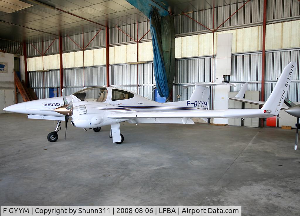 F-GYYM, Diamond DA-42 Twin Star C/N 42.019, Inside his hangar...