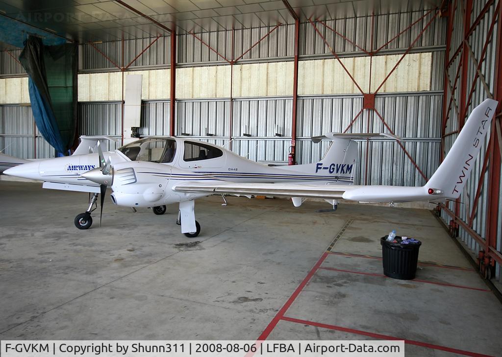 F-GVKM, Diamond DA-42 Twin Star C/N 42.012, Inside his hangar...