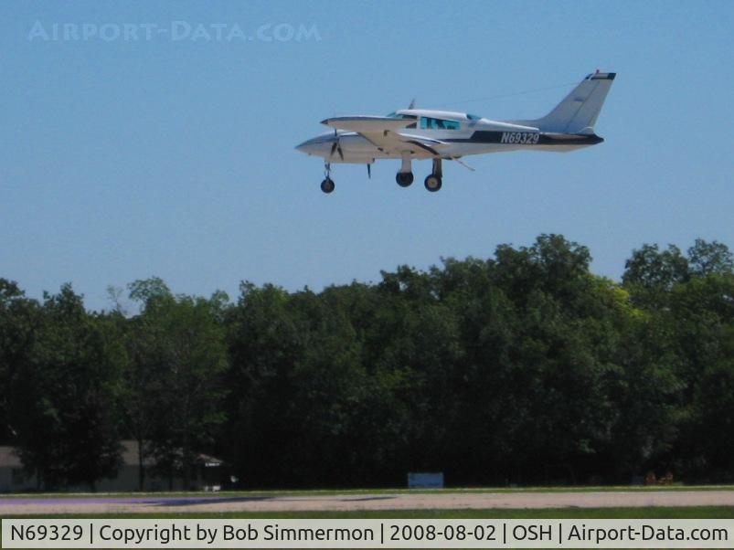 N69329, 1974 Cessna 310R C/N 310R0088, Landing on 36 at Airventure 2008.