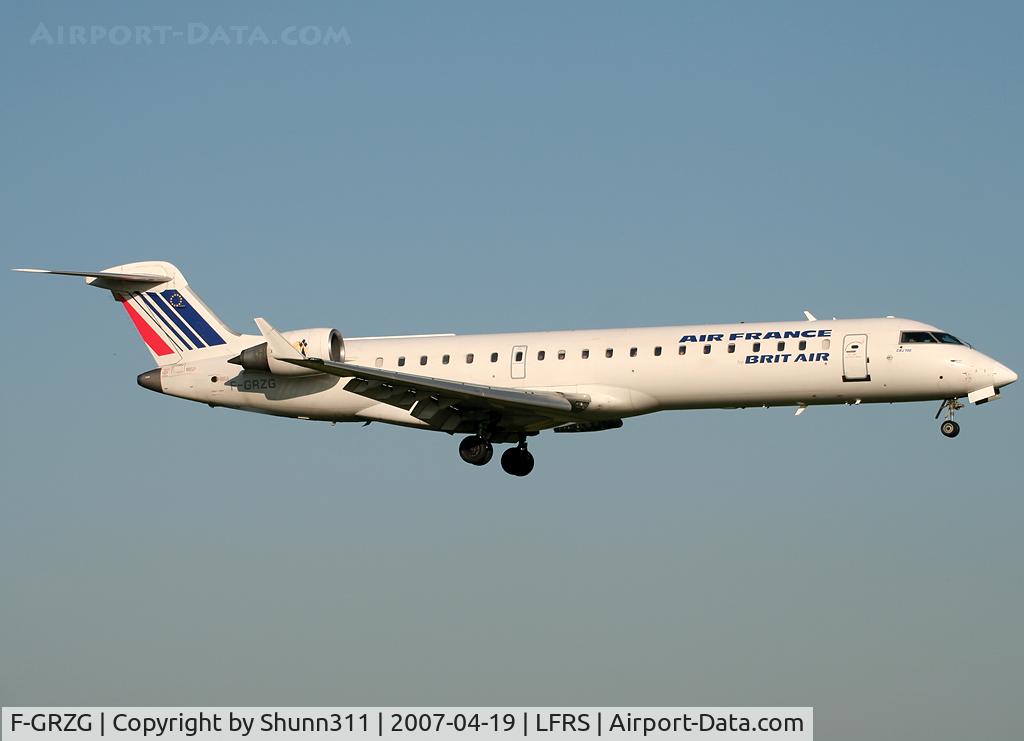 F-GRZG, 2002 Bombardier CRJ-701 (CL-600-2C10) Regional Jet C/N 10037, Morning arrival...