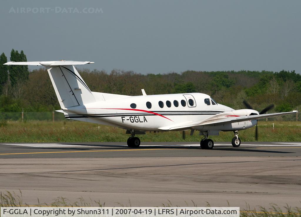 F-GGLA, 1980 Beech 200 Super King Air C/N BB-744, Waiting any second befor take off...