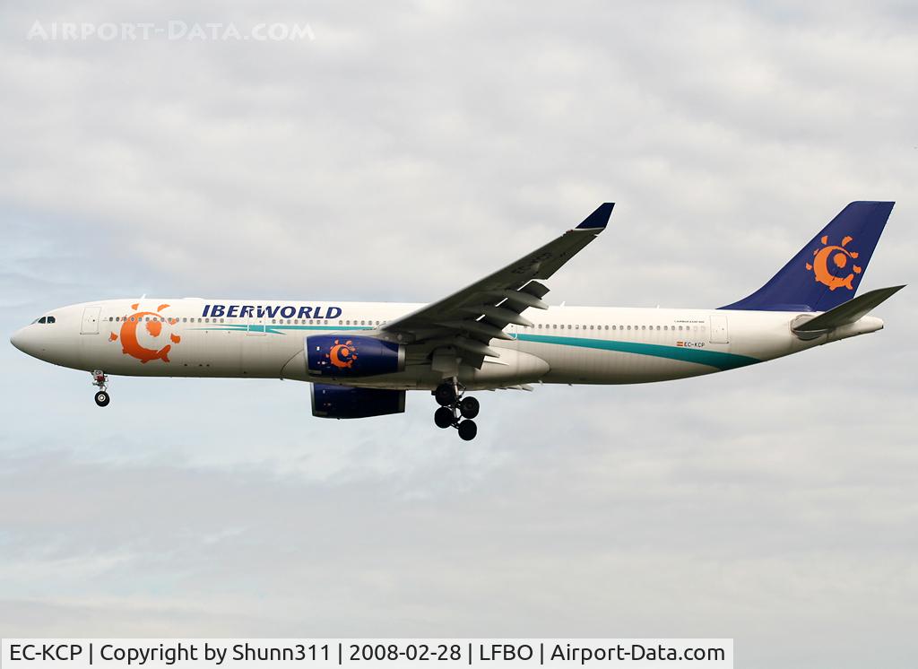 EC-KCP, 2007 Airbus A330-343X C/N 833, Landing rwy 32L...