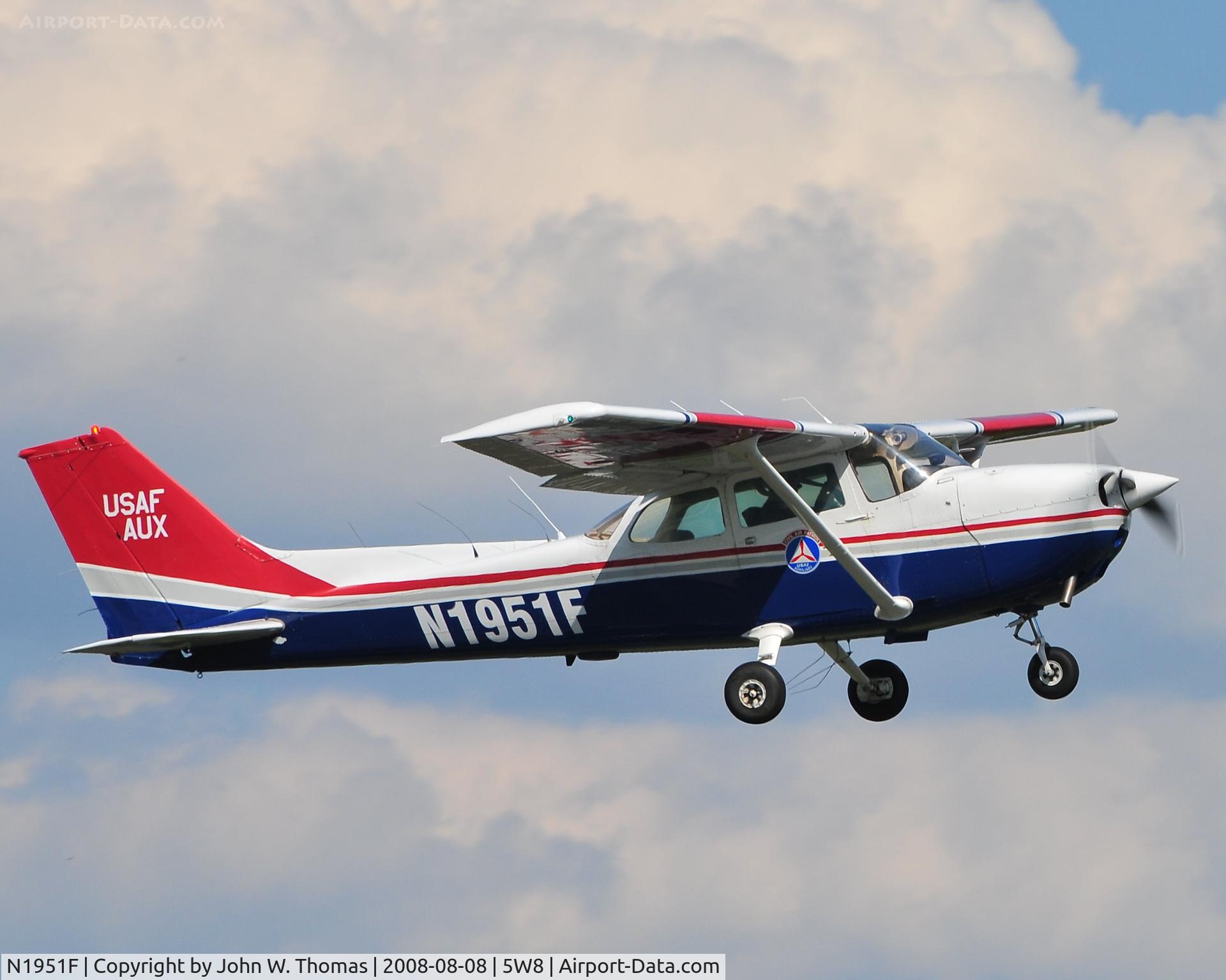 N1951F, 1979 Cessna 172N C/N 17273041, Departing runway 22