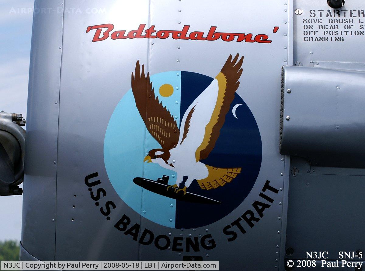 N3JC, 1943 North American SNJ-5C Texan Texan C/N 88-14913, Showing off the ship's crest, denoting the day/night Anti-Submarine work the ship helped pioneer