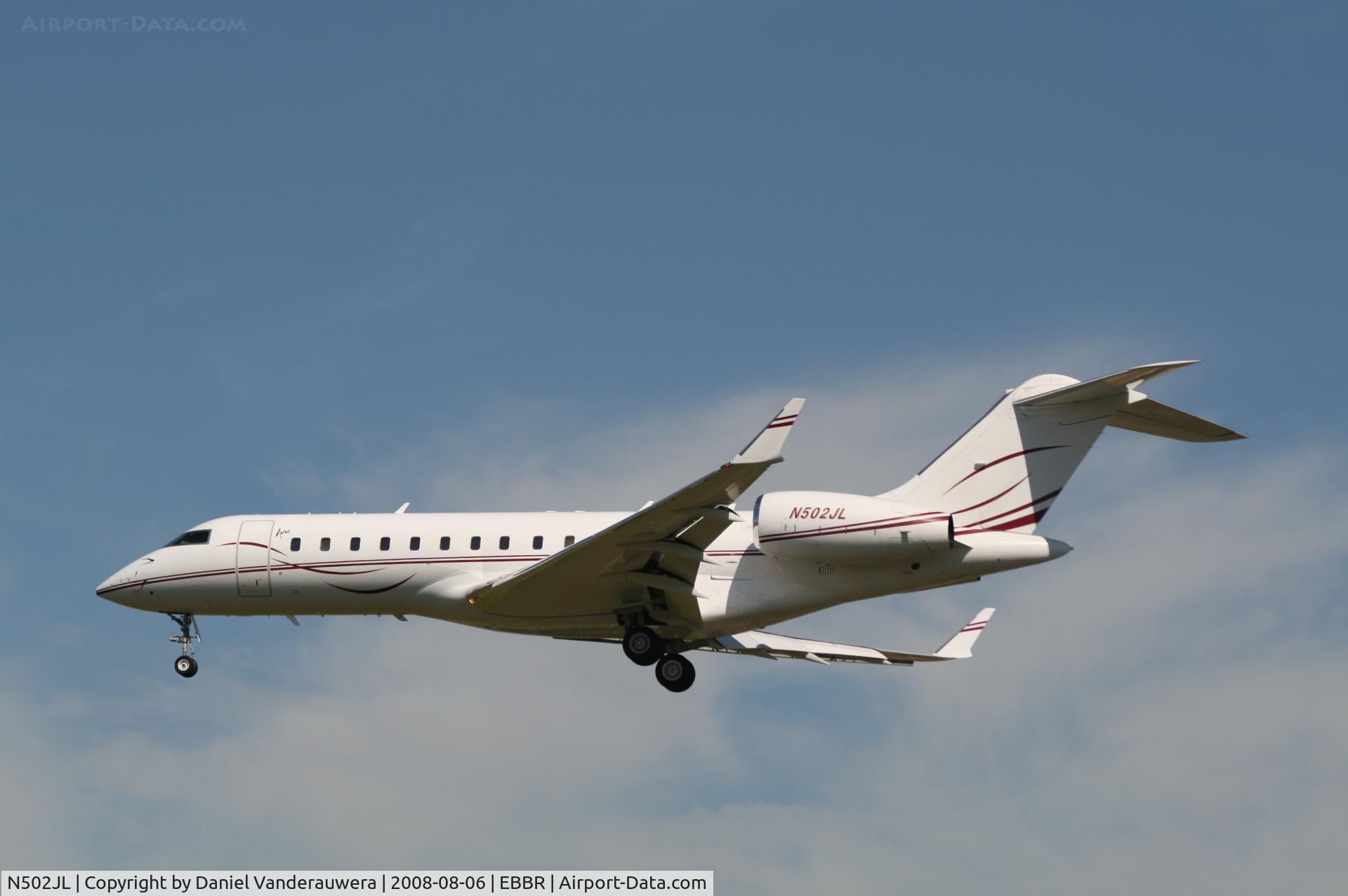 N502JL, 2001 Bombardier BD-700-1A10 Global Express C/N 9050, descending to rwy 25L