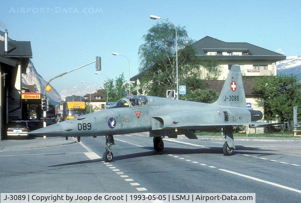 J-3089, 1985 Northrop F-5E Tiger II C/N L.1089, Road traffic is stopped to enable the Tigers to cross the Kantonalstrasse. Unfortunately this sight is over since Turtmann was closed in 2003. J-3089 now flies with Patrouille Suise.