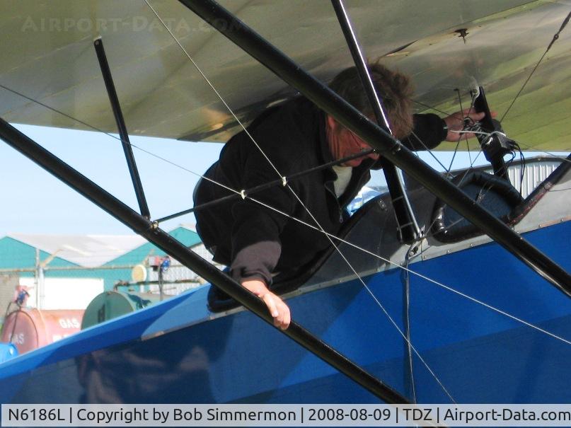 N6186L, 1993 Pietenpol Air Camper C/N 002 (N6186L), Demonstrating how to deplane from the rear seat.  EAA breakfast fly-in at Toledo, OH.