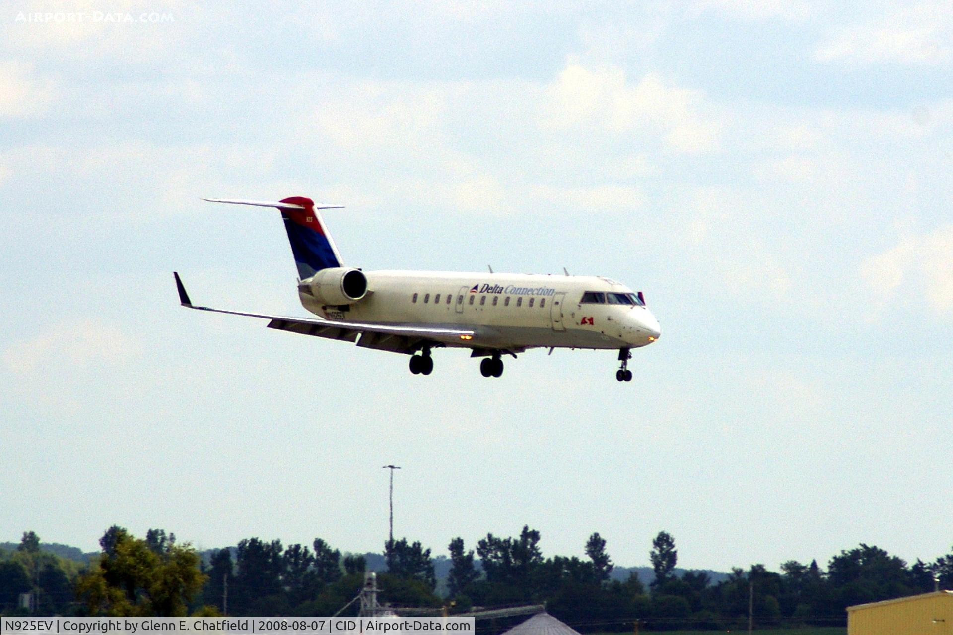 N925EV, 2003 Bombardier CRJ-200ER (CL-600-2B19) C/N 7831, On approach to runway 27