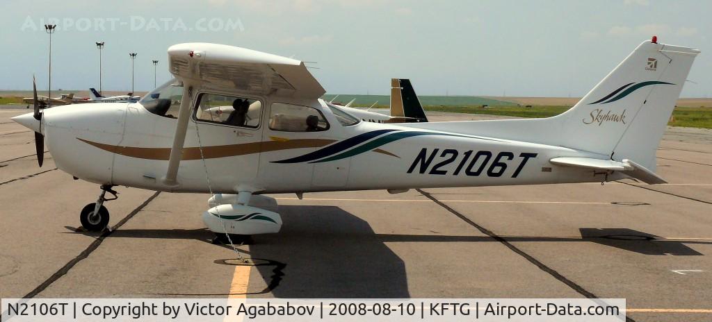 N2106T, 2000 Cessna 172R C/N 17280904, At Front Range Airport