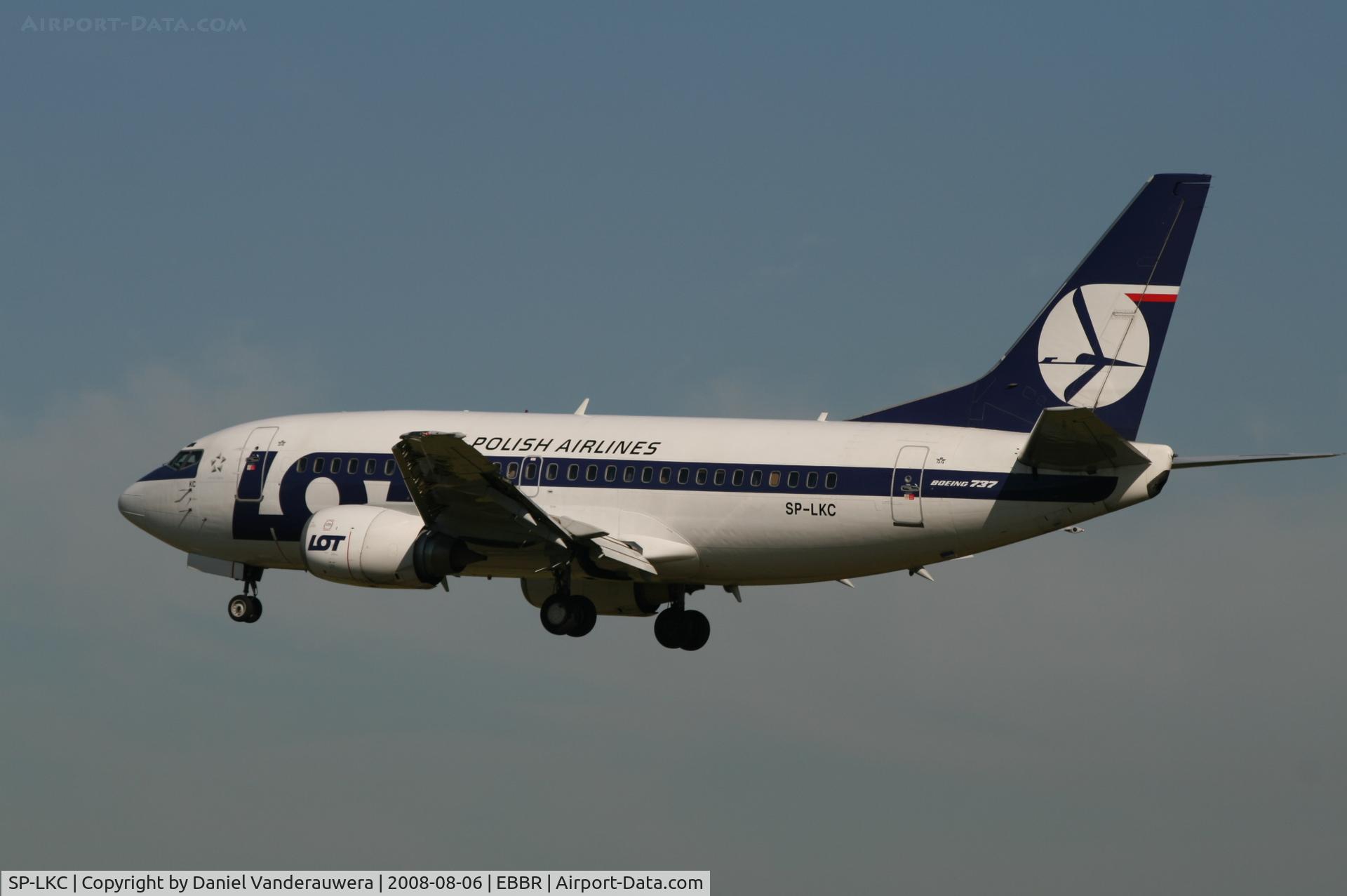 SP-LKC, 1992 Boeing 737-55D C/N 27418, flight LO235 is descending to rwy 25L