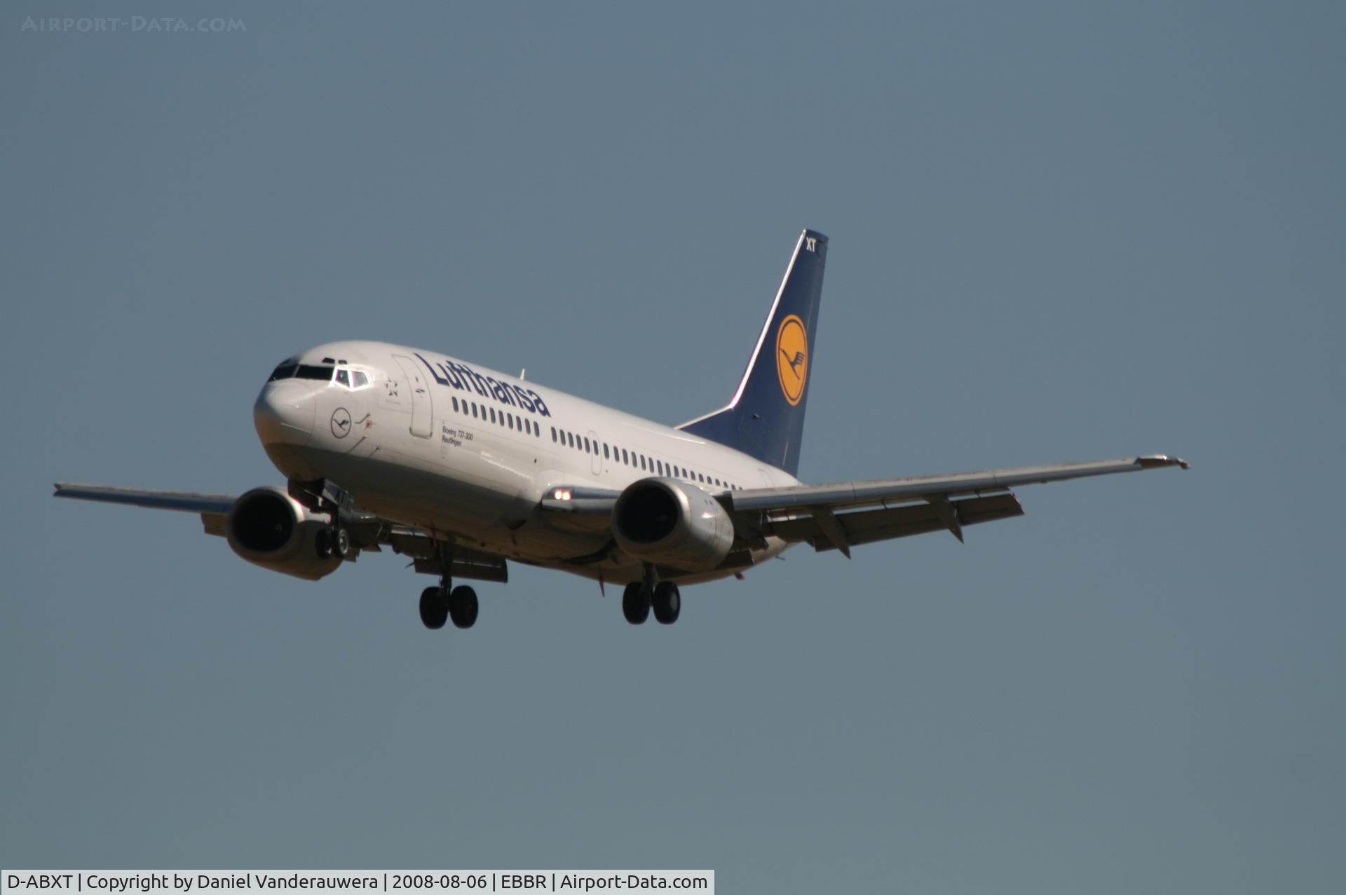 D-ABXT, 1989 Boeing 737-330 C/N 24281, descending to rwy 25L