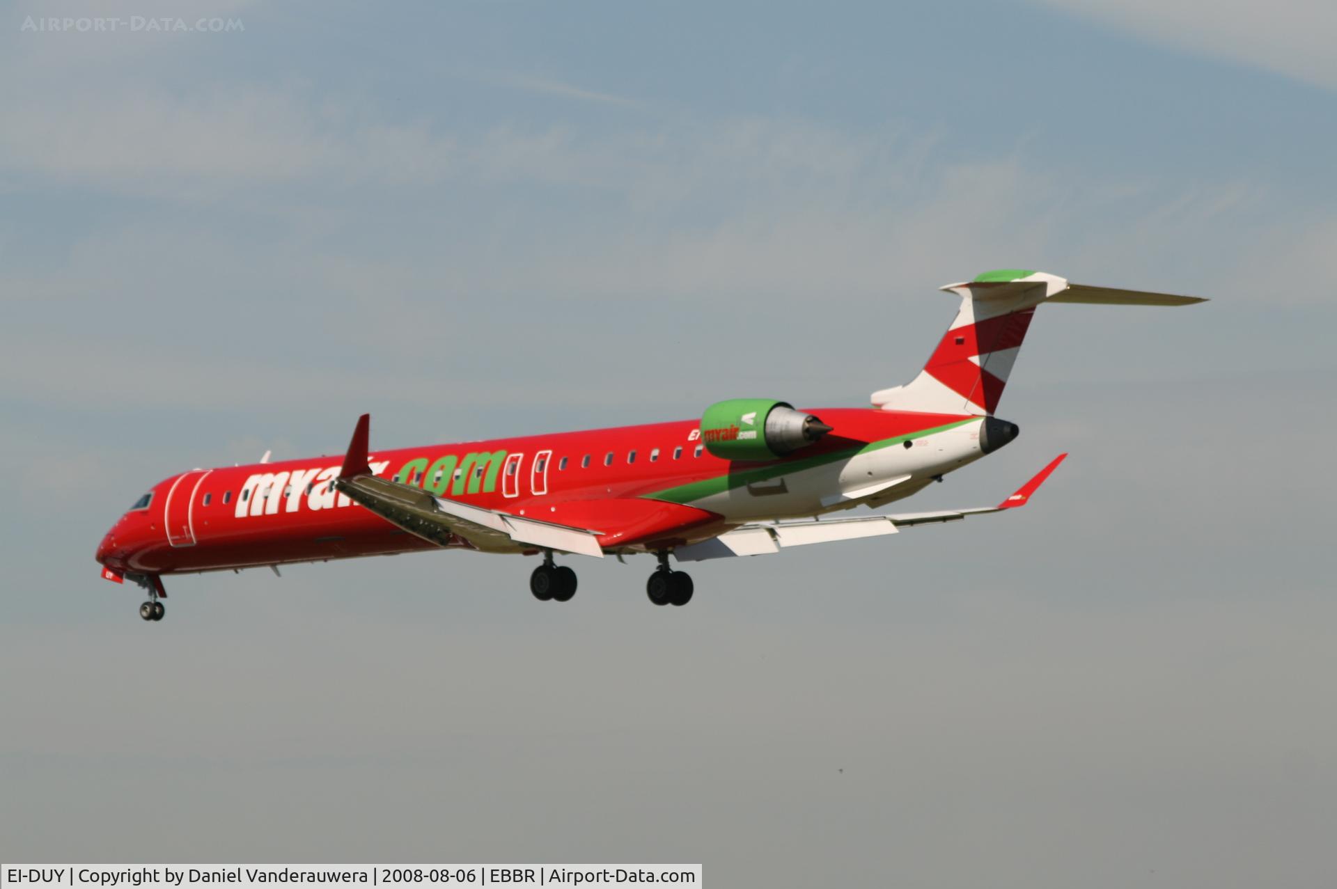 EI-DUY, 2007 Bombardier CRJ-900ER (CL-600-2D24) C/N 15112, descending to rwy 25L