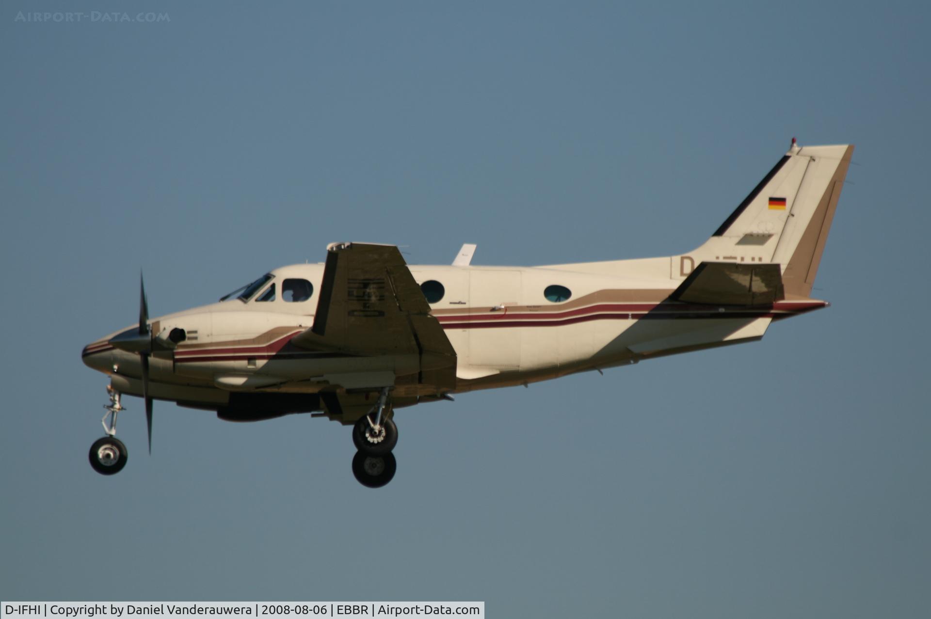 D-IFHI, 1981 Beech C90 King Air C/N LJ-977, descending to rwy 25L