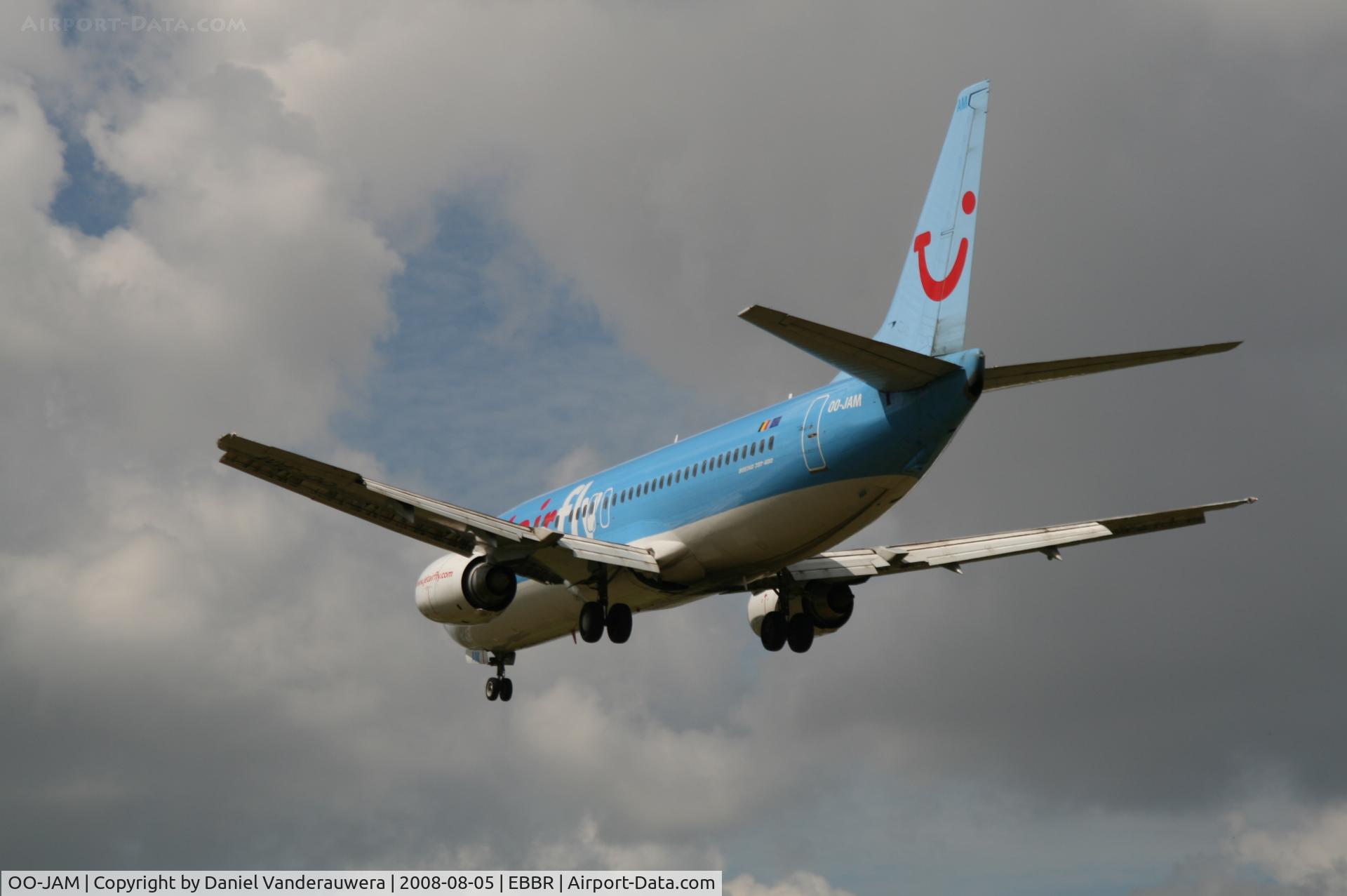 OO-JAM, 1997 Boeing 737-46J C/N 28867, several seconds before landing on rwy 25L