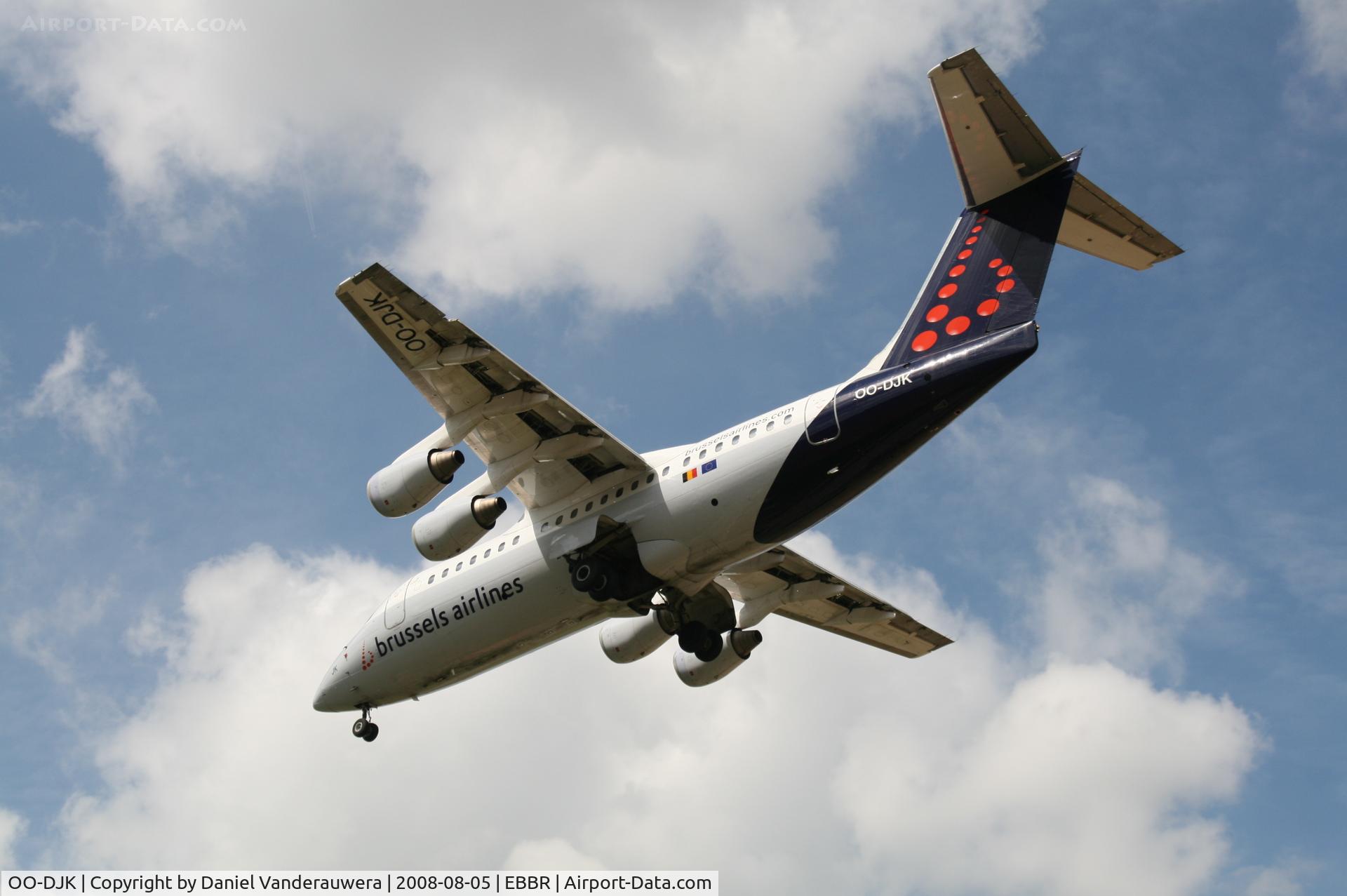 OO-DJK, 1995 British Aerospace Avro 146-RJ85 C/N E.2271, descending to rwy 25L