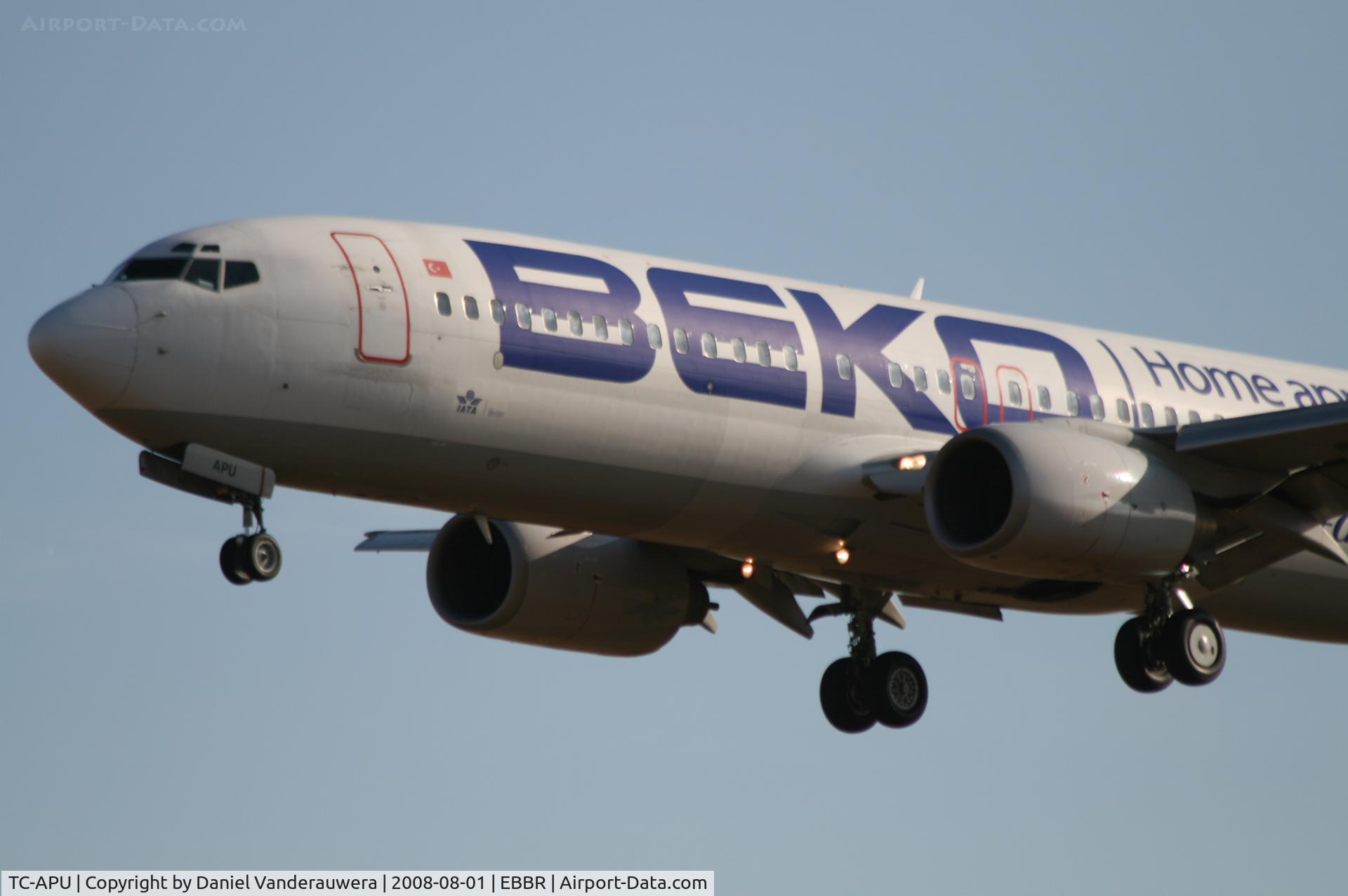 TC-APU, 2001 Boeing 737-82R C/N 29344, descending to rwy 25L