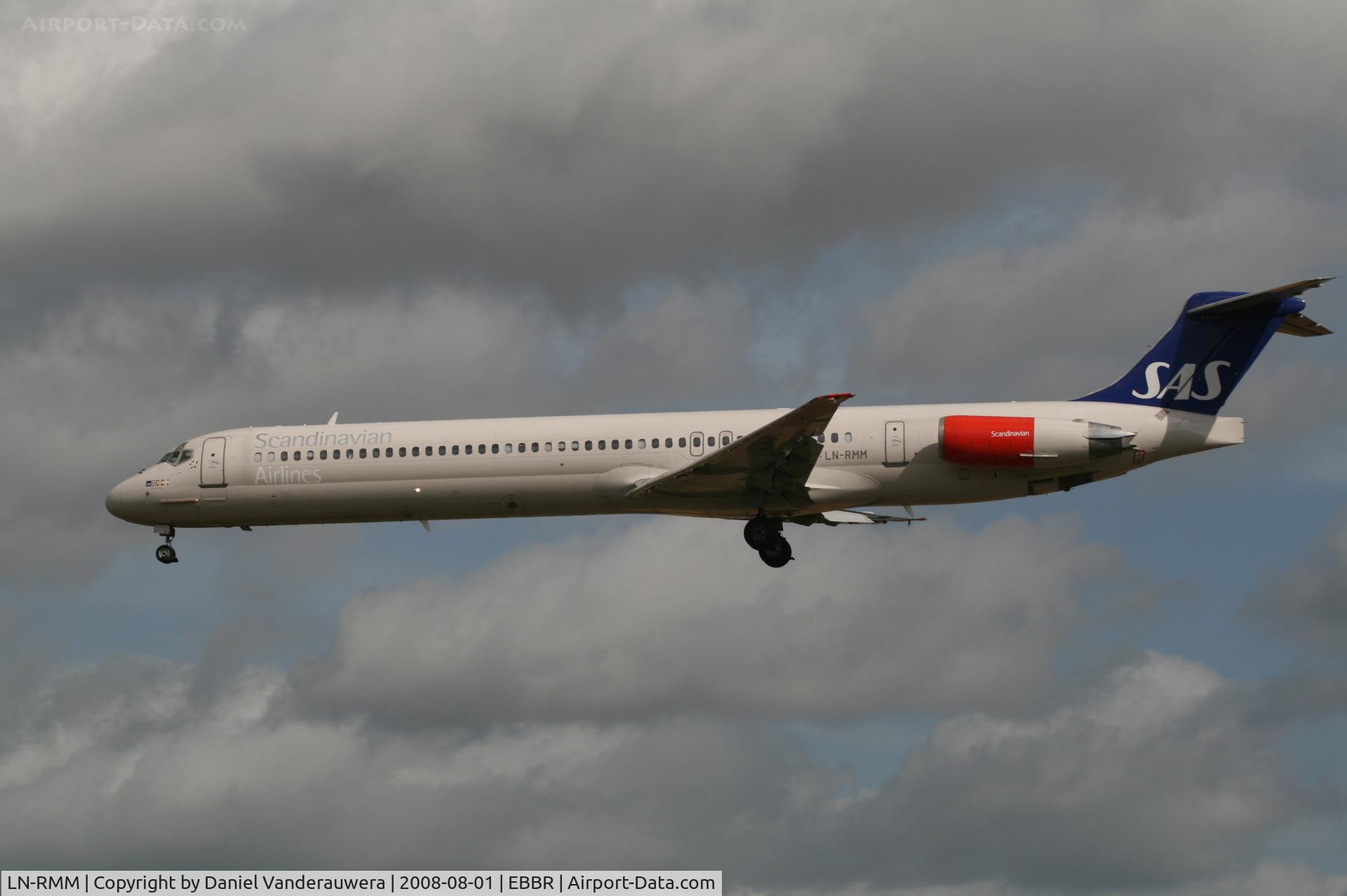LN-RMM, 1991 McDonnell Douglas MD-81 (DC-9-81) C/N 53005, flight SK593 is descending to rwy 25L