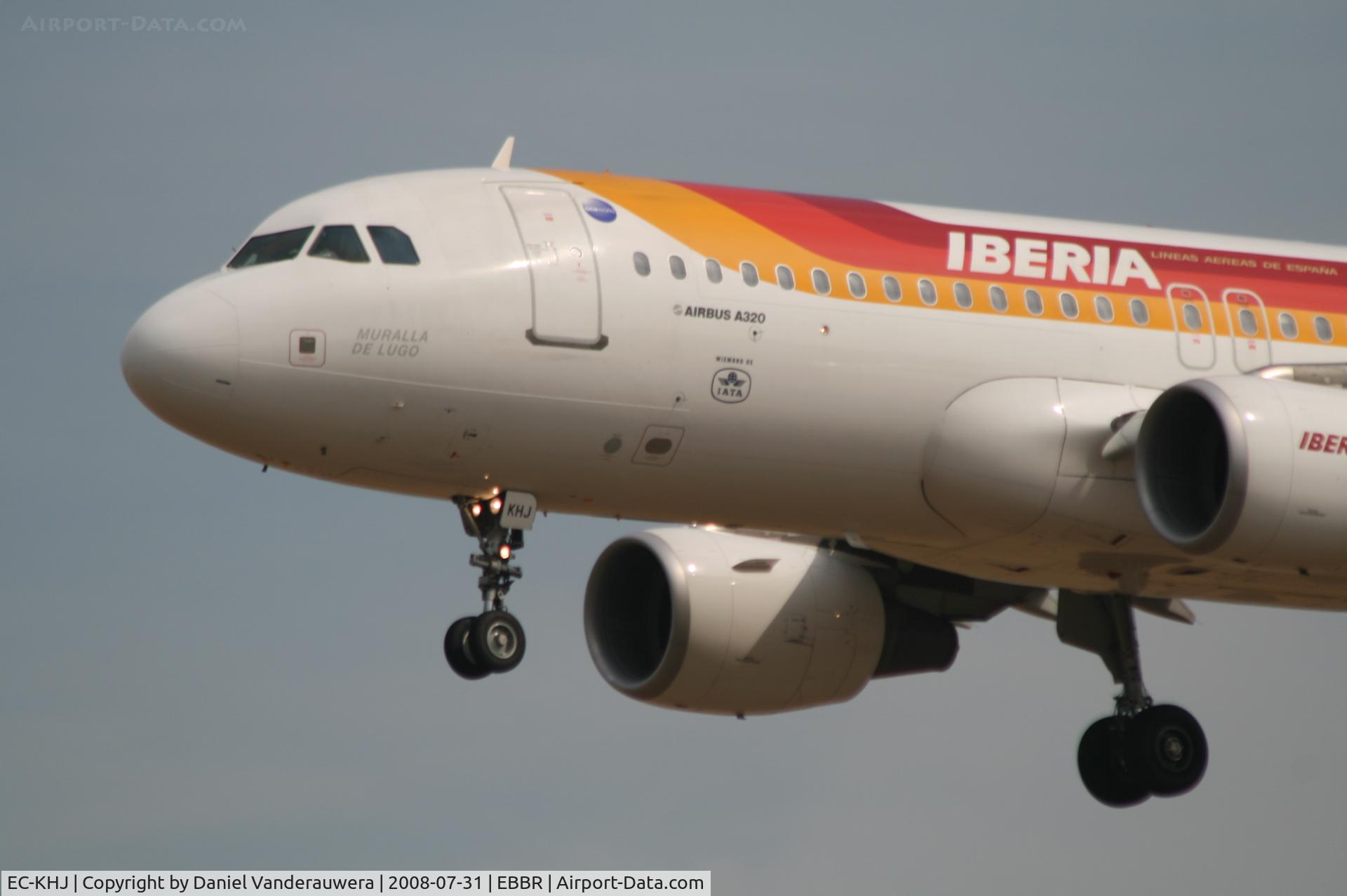 EC-KHJ, 2004 Airbus A320-214 C/N 2347, descending to rwy 25L
