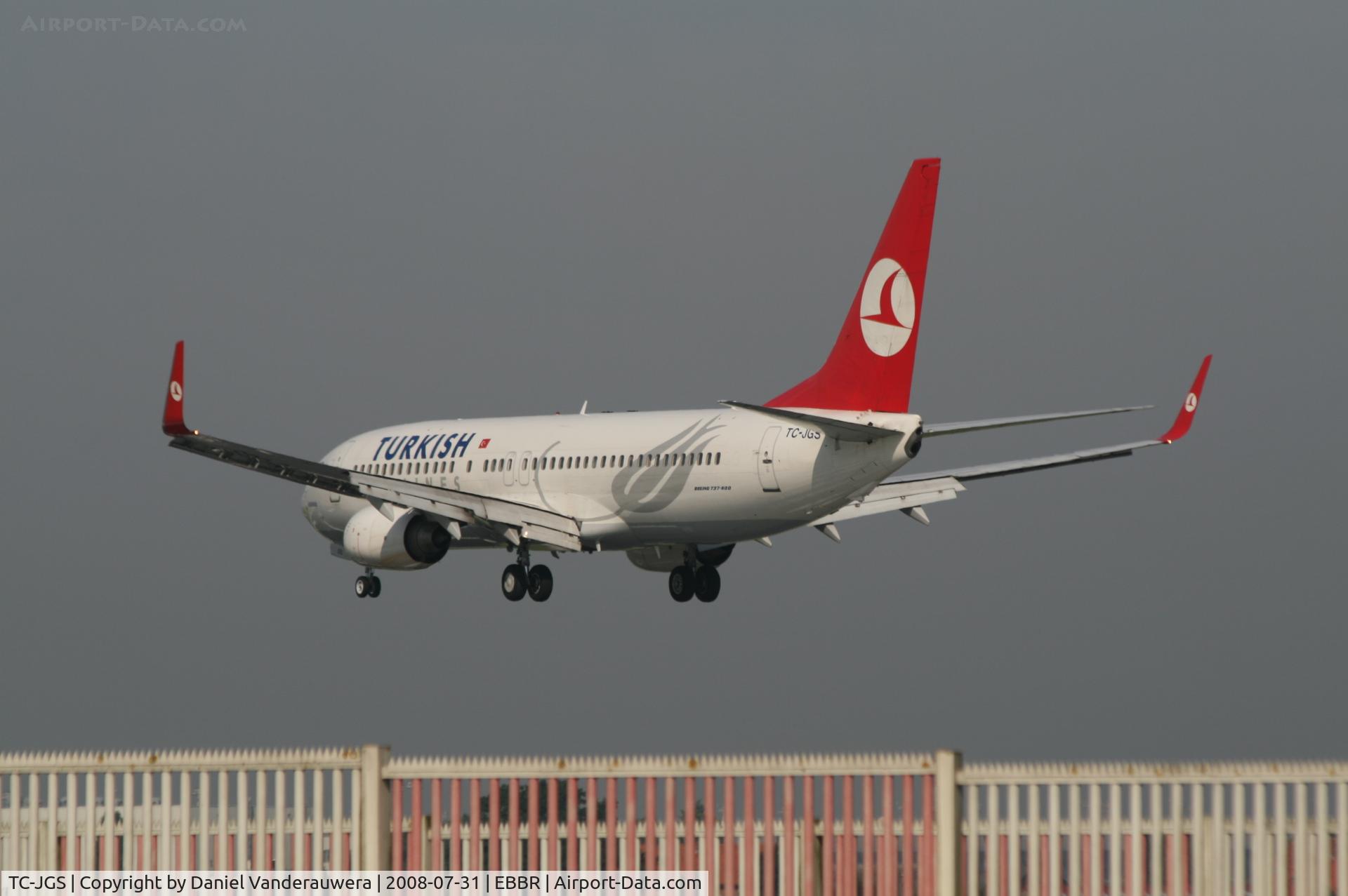 TC-JGS, 2006 Boeing 737-8F2 C/N 34416, several seconds before landing on rwy 25L