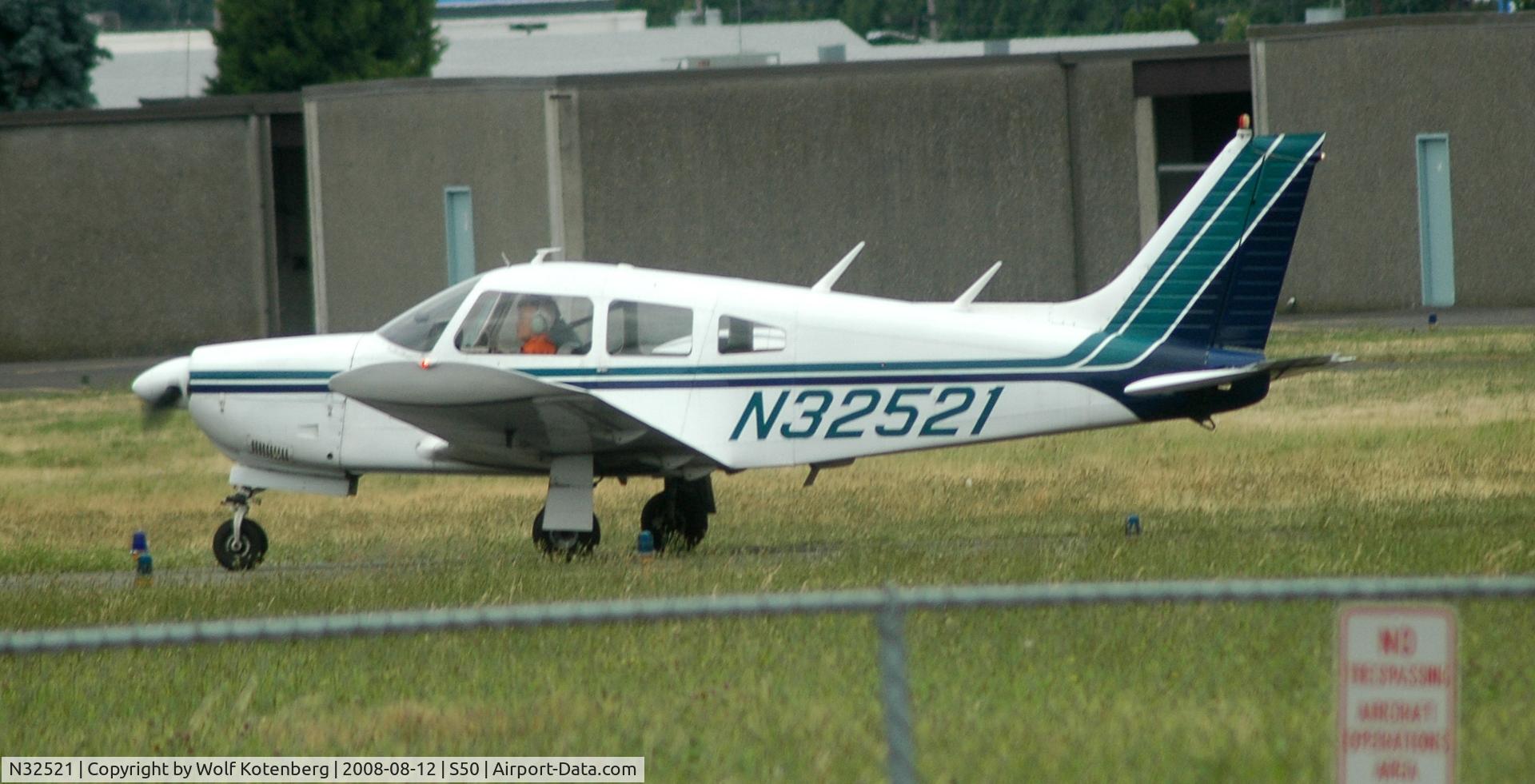 N32521, 1974 Piper PA-28R-200 Cherokee Arrow C/N 28R-7535065, warming up