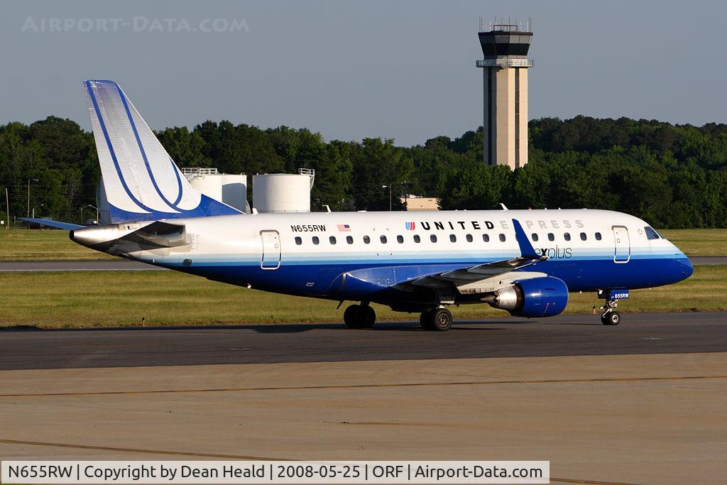 N655RW, 2005 Embraer 170SE (ERJ-170-100SE) C/N 17000105, United Express (operated by Shuttle America) N655RW taxiing to the gate after arrival on RWY 5.