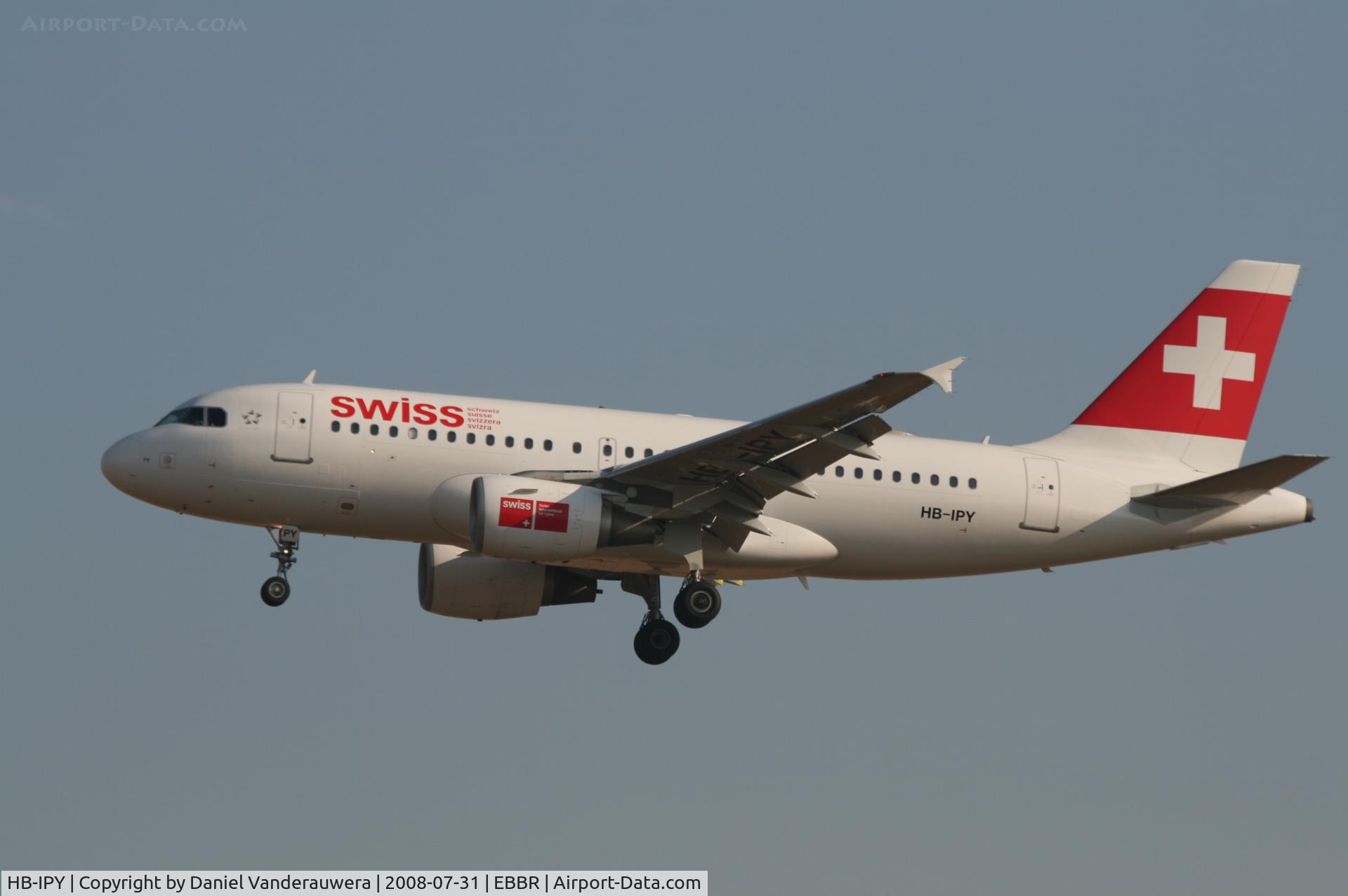 HB-IPY, 1996 Airbus A319-112 C/N 621, arrival of flight LX786 to rwy 25L
